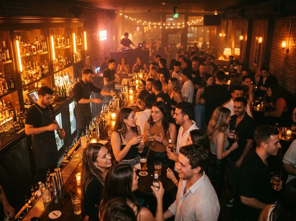 DrinkCheck-Teststreifen am Bartresen – ein Tropfen Getränk für Ergebnis in 15 Sekunden